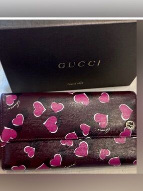 Gucci Limited Edition Long Wallet With Pink Hearts